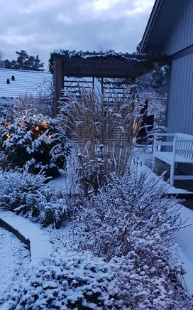 trädgårdsdesign pergola i snö i januari